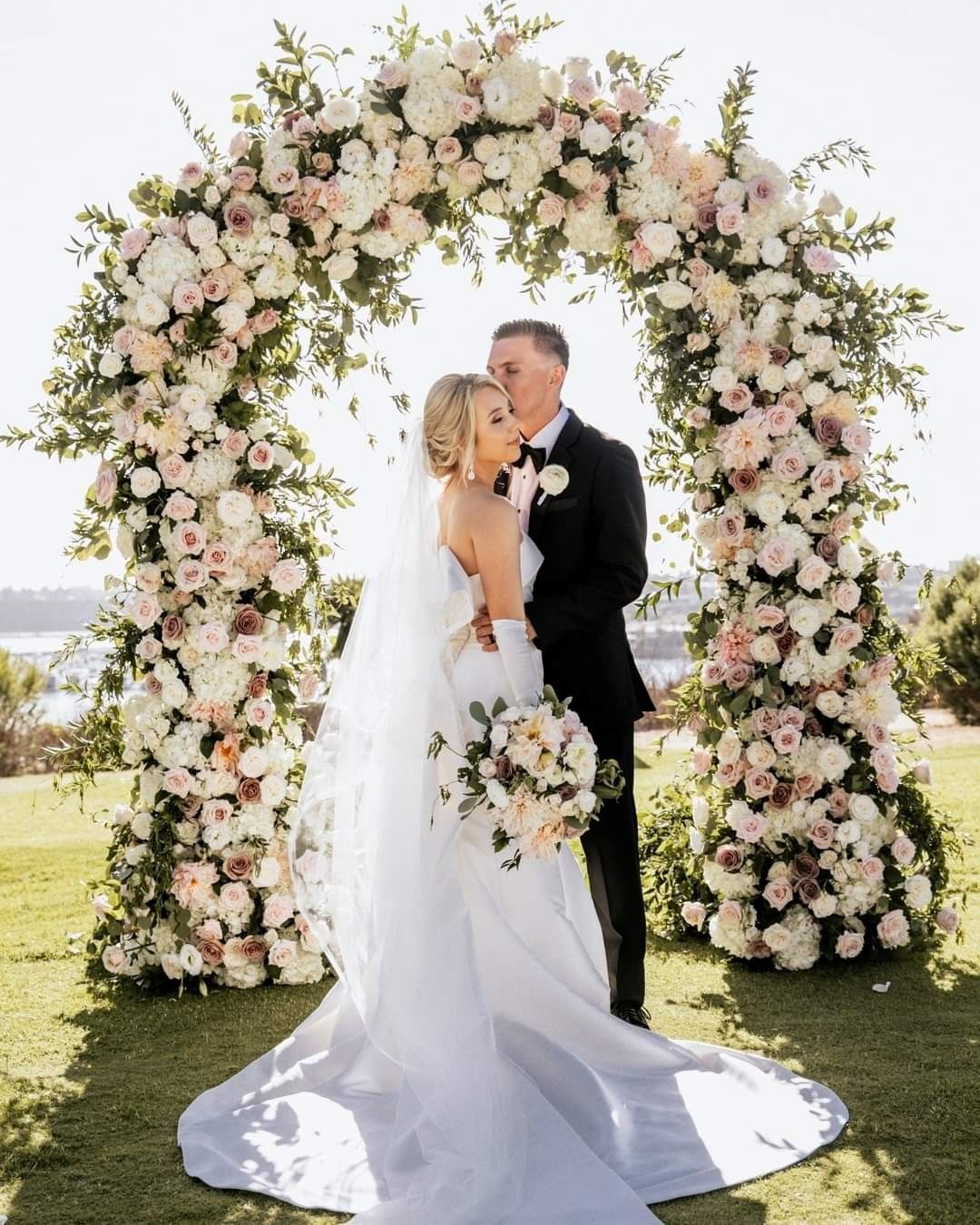 Reliable wedding arch supplier guide: heavy-duty metal arbors vs inflatable event backdrops for outdoor wedding decor and event rental businesses