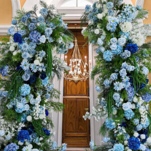 High-quality wholesale wedding decorations, colorful blue corner arches, lush hanging roses, runner flowers, wedding flowers