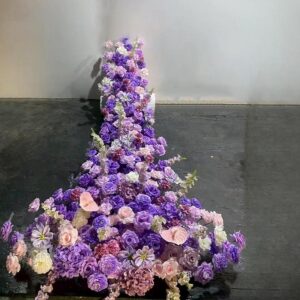 Custom-designed full-color simulated long table floral garlands and waterfall floral arrangements for wedding banquets and flower paths.