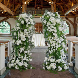High-quality wholesale wedding decorations, green and white corner arches, lush hanging roses, runner flowers, wedding flowers