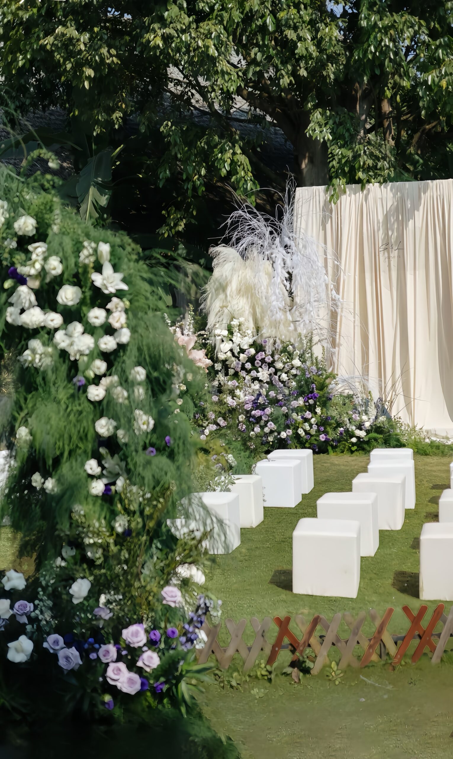 White and green artificial flower decor, Yongnuo’s Debut at London The Wedding Fair A Custom Flower Row Solutions Provider Redefining Global Event Aesthetics