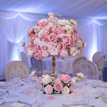 Elegant pink rose wedding table centerpiece floral bouquet, luxury wedding reception table flower decoration